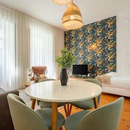 Historic Nook Downtown Near Metro Apartment *