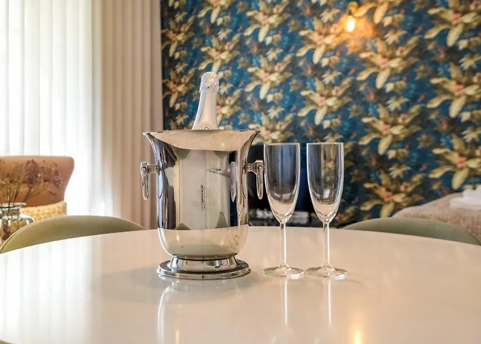 Historic Nook Downtown Near Metro *